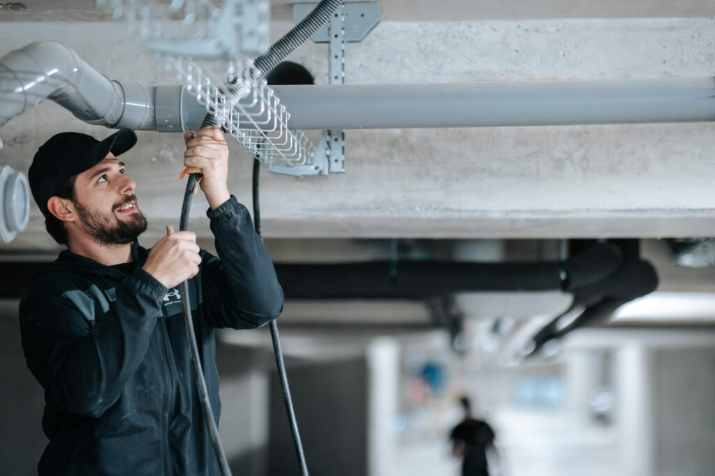 Photo d'un électricien de l'entreprise Mizzi Énergie à Amancy