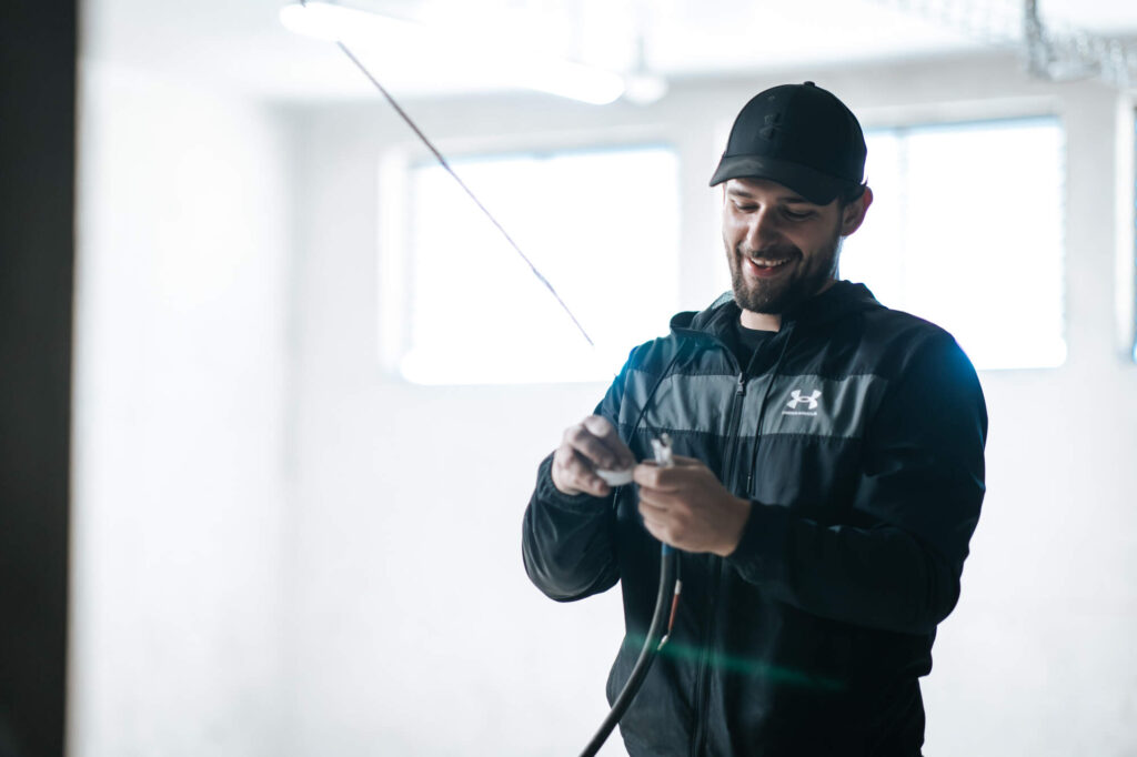Photo d'un électricien de l'entreprise Mizzi Énergie à Amancy