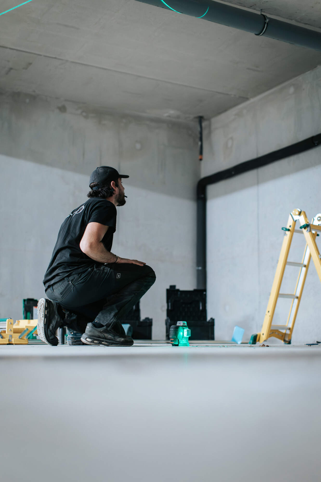 PHOTO D'UN ÉLECTRICIEN EN PLEINE INTERVENTION DANS UN GARAGE COLLECTIF