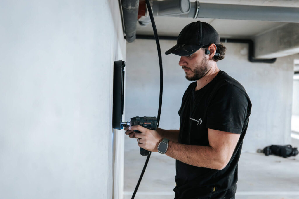 Photo d'un électricien de l'entreprise Mizzi Énergie à Amancy