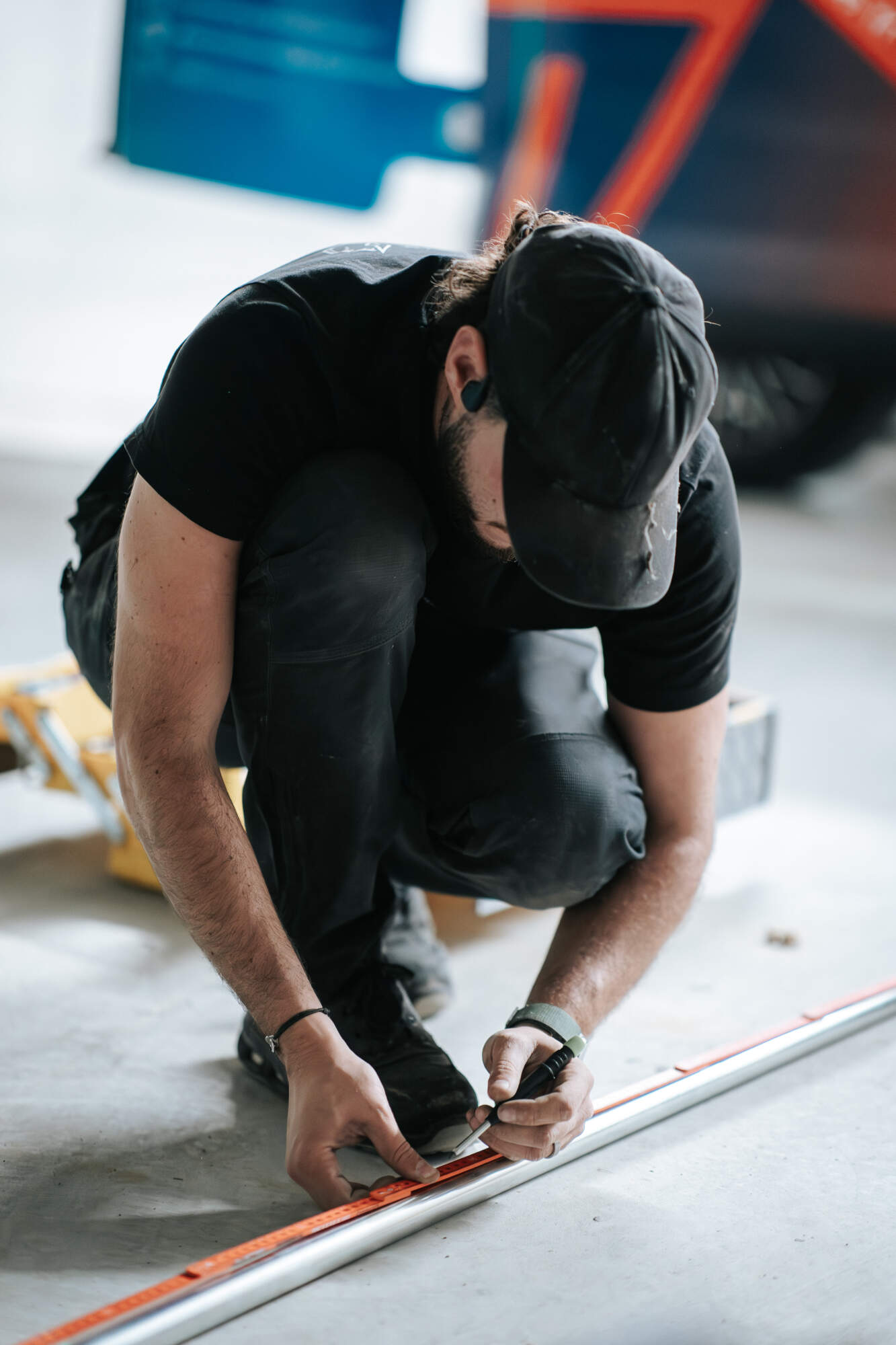 PHOTO D'UN ÉLECTRICIEN ENTRAIN DE PRENDRE DES MESURES