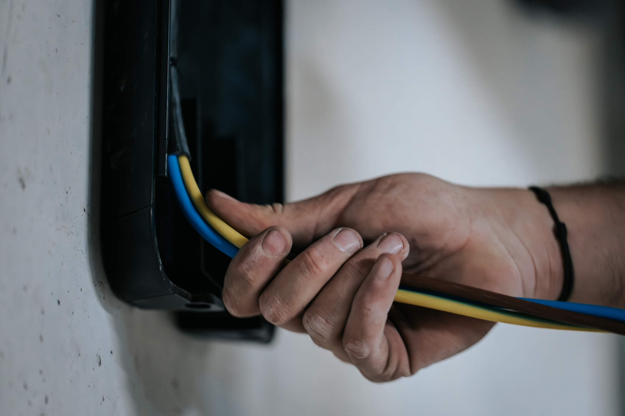PHOTO DE CÂBLES ÉLECTRIQUES JAUNE ET BLEU